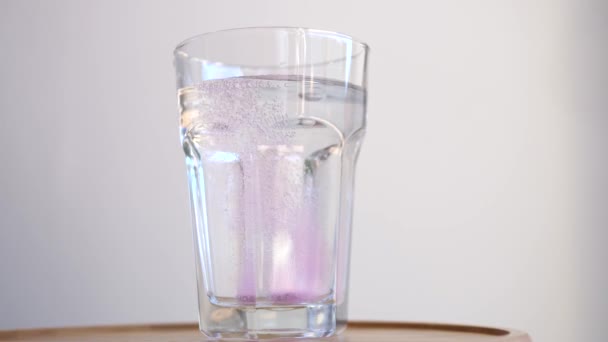 Fizzy Aspirine, Paracetamol of vitamine C pil sprenkelen in glas water. — Stockvideo