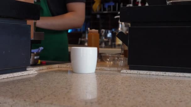 Dua pekerja Starbucks memberi pesanan dua cangkir putih dengan teh dan kopi. Pergi keluar untuk minuman ringan di kafe. Warsawa-Polandia-2020 — Stok Video