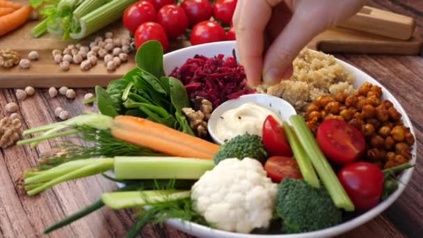 Hälsosam vegansk mat koncept. Buddha skål med supermat till lunch. — Stockvideo