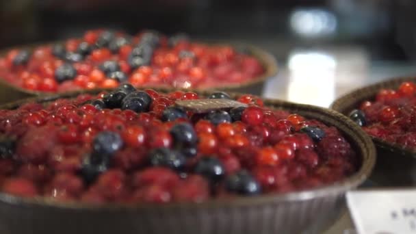 Gros plan de tartes aux baies sur un écran dans une boulangerie — Video