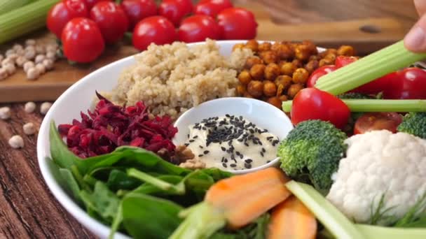 Quinoa ve kızarmış nohut ile sebze kasesi salatası yemek.. — Stok video