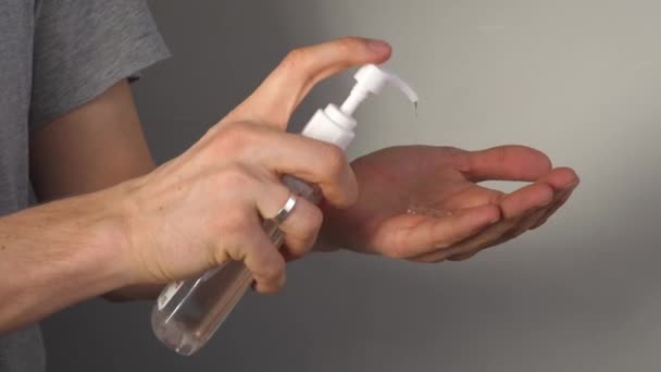 Омывание рук с помощью антикоагулянта или алкогольного геля из бутылки насоса. — стоковое видео