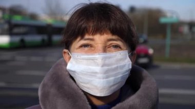 Tıbbi Yüzü Maskeli Kıdemli Kadın. Grip, Kirlilik, Coronavirüs Konsepti.