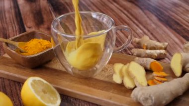 Bağışıklık güçlendirici antivirüs içeceği. Cam bardakta sağlıklı zerdeçal latte içkisi. 