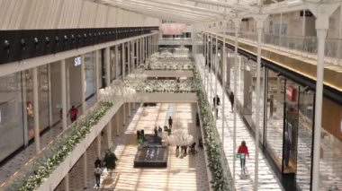 Oldukça iyi bir alışveriş merkezinin iç manzarası. Varşova - 202 - Polonya