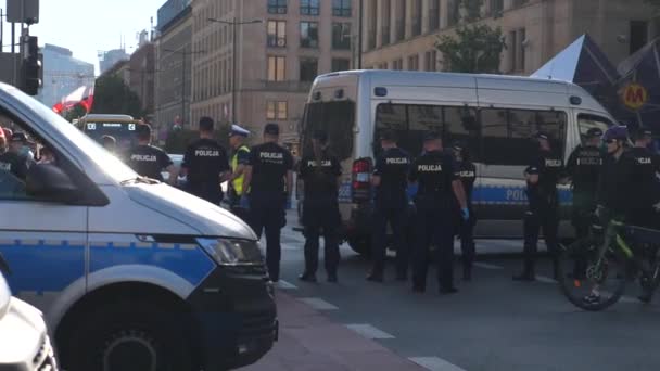 Des policiers bloquent la circulation. Bus de la police conduisant pendant les manifestations, Varsovie- Pologne - 2020 — Video