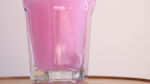 Effervescent Tablet oplossen in een glas water voor het immuunsysteem. — Stockvideo