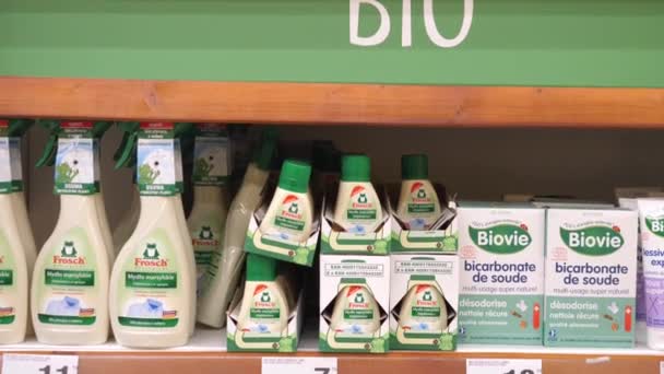 Биоорганические чистящие средства в супермаркете. biovie бытовые моющие средства. bialystok, poland, 12 march, 2020. — стоковое видео