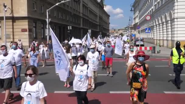 Protesto pacífico de trabalhadores médicos exigindo melhores condições de trabalho.Varsóvia-Polônia-agosto 2020 — Vídeo de Stock