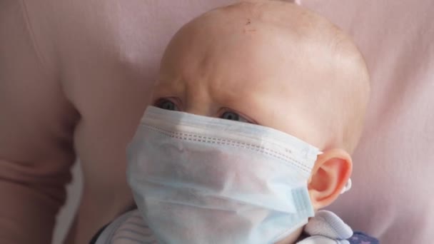 哭泣的婴儿戴防毒面罩. — 图库视频影像