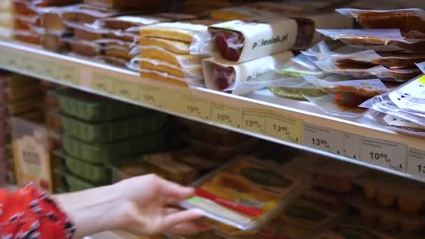 Elegir carne vegana en la tienda de comestibles. Un estilo de vida vegano saludable. 2020- Varsovia - Polonia — Vídeos de Stock
