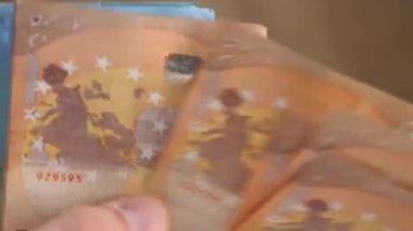 Eller Para Sayıyor. - Yakın çekim. Maliye, Vergi, Kriz, Masraflar, Kredi Konsepti.