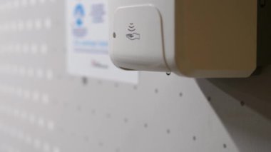 COVID-19 salgını sırasında el dezenfektanı kullanan kişiyi kapatın. Hijyen ve Sağlık Hizmetleri kavramı .