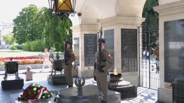 Stráže u hrobky Neznámého vojáka. Varšava - Polsko - 2020 — Stock video