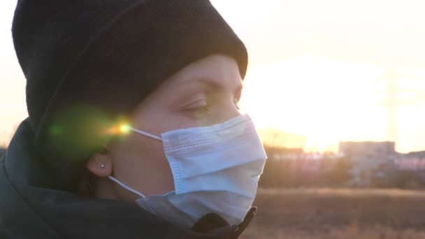 Retrato de jovem mulher vestindo máscara ao ar livre. Conceito de Coronavirus. — Vídeo de Stock