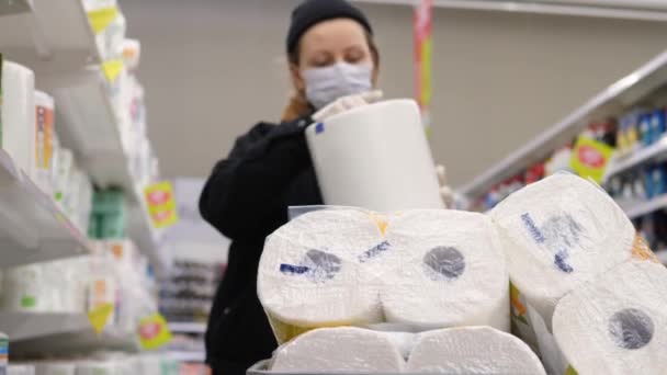 Kobieta kupująca papier toaletowy podczas koronawirusu w supermarkecie. Kwarantanna. — Wideo stockowe