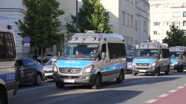 Fila de ônibus da polícia dirigindo pela cidade, Varsóvia - Polônia - 2020 — Vídeo de Stock