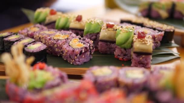 Nahaufnahme bunter veganer Sushi-Rollen. Gesunde asiatische Bio-Lebensmittel auf pflanzlicher Basis — Stockvideo