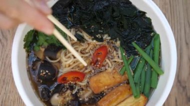 Vejetaryen ramen çorbasından erişte çıkarmanın en iyi yolu. Sağlıklı organik vegan diyeti