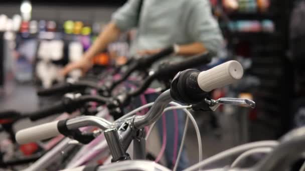 Крупный план руля велосипеда, выставленного в спортивном магазине — стоковое видео