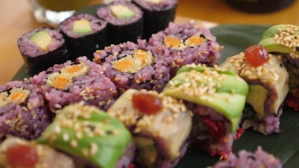 Zbliżenie zdrowe kolorowe sushi wegańskie. Zdrowy wegański styl życia koncepcja — Wideo stockowe