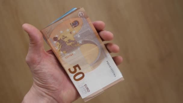 Man Hand Holding EUR lub Euro gotówką w rękach. Waluta euro. 50 Euro Obligacje. — Wideo stockowe