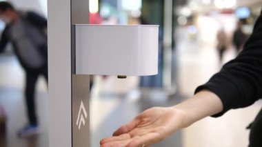 Temassız oto dezenfektan cihazının sıktığı el spreyini kapat. Koronavirüs salgını sırasında kişisel koruma. Varşova-Polonya-2020