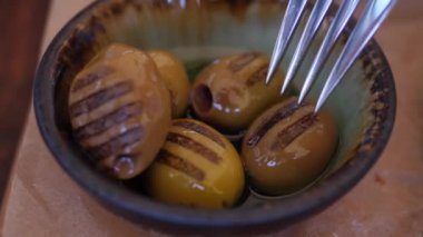 Ekstra bakire zeytinyağından ızgara zeytin toplayın. Vejetaryen aperatifi sağlıklı başlangıç olarak.