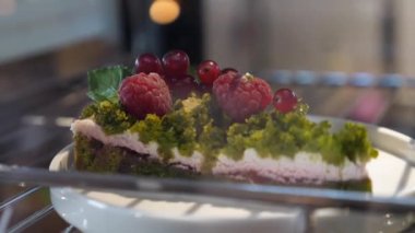 Vejetaryen pastanesinde sergilenen böğürtlenlerle süslenmiş çikolatalı vejetaryen kekini kapat.. 