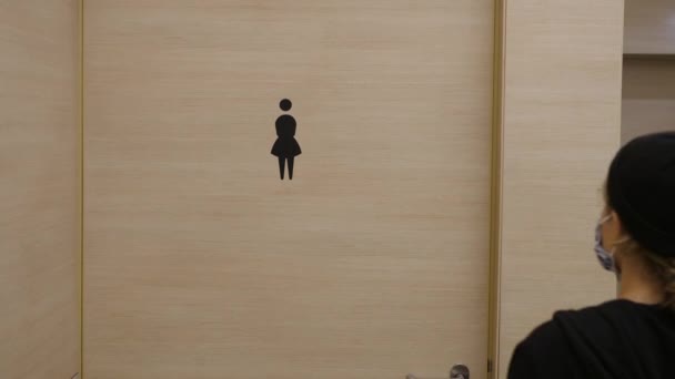 Gros plan de la pancarte des toilettes pour bébés sur les portes. Personne entrant dans le vestiaire de bébé. — Video