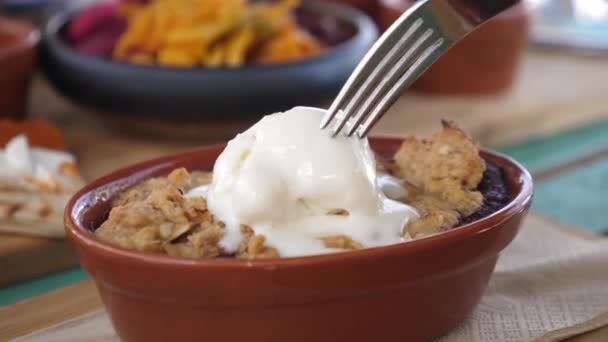 Horquilla mezcla cucharada de helado a base de plantas con pastel de desmenuzar. Postres veganos orgánicos saludables — Vídeo de stock