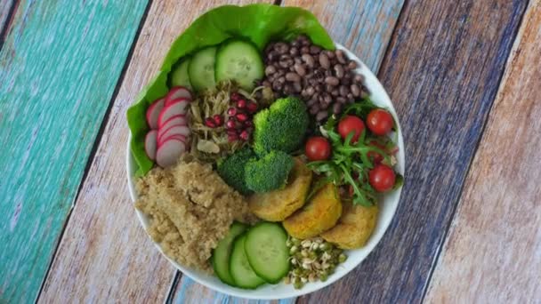 Sağlıklı vejetaryen yemek kasesi. Avokado, Quinoa, Nohut, Fasulye. — Stok video
