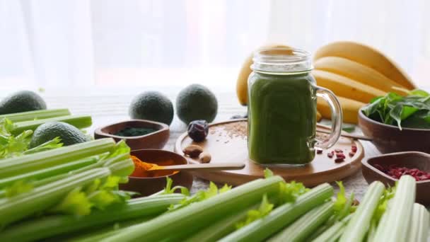 Green Smoothie with Superfoods for Detox (англійською). Поняття здорового харчування. — стокове відео