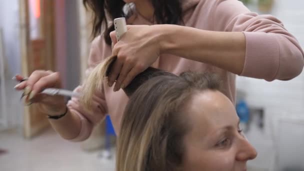 Rendez-vous. Fille caucasienne se faire couper les cheveux au salon de coiffure. Auto-soin et concept de beauté — Video