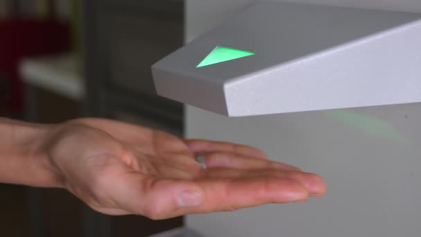 Dispenser pembersih tangan tanpa sentuhan otomatis dengan antiseptik digunakan selama COVID-19 Pandemic. Kebersihan dan Kesehatan — Stok Video
