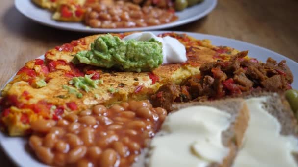 Primer plano del desayuno inglés completo vegano de tofu scramble, frijoles, soja cumplir y tostadas de pan integral. Concepto de estilo de vida vegano saludable — Vídeo de stock