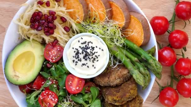 Tigela de almoço Vegan saudável. Abacate, Grão de bico, inhame, Salada de legumes. — Vídeo de Stock