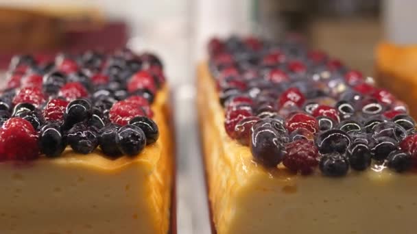 Bakkerij presentatie. Sluiten van vers gebakken bessentaart. Desserts en zoetigheden. — Stockvideo