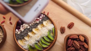 Kadın Elleri Akıllı Telefonla Vegan Kahvaltısının Fotoğraflarını Çekiyor.