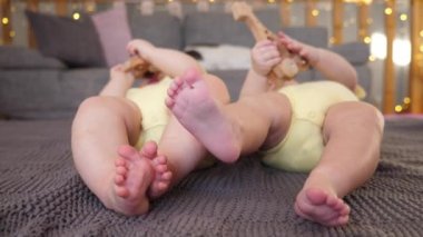 Bebek İkizlerin Bacakları Kapanışı. Yalınayak Bebekler. 