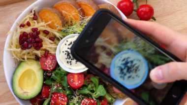 Kadın Eli Akıllı Telefon Yemeği Fotoğrafı: Vejetaryen Sebze Salatası. 