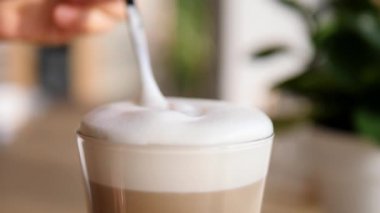 Köpük ya da sıcak kahve köpüğü yemek. 