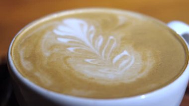 Kahve fincanını beyaz bardakta kapat. Latte sanatı