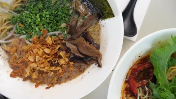Různé styly tradičních japonských ramenových polévek. Zdravé lahodné asijské kuchyně — Stock video