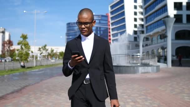 Jovem Empresário de Raça Mista Usando Smartphone Na Cidade. — Vídeo de Stock