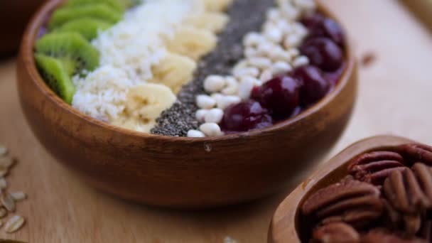 Egészséges vegán kaja. Smoothie Bowl bogyókkal és gyümölcsökkel. — Stock videók