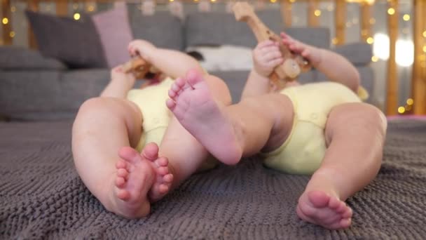 Gambe dei gemelli piccoli Primo piano. Bambini scalzi. — Video Stock