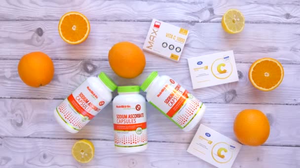 Vitamin C doplněk a čerstvé pomeranče, citróny. Bialystok, Polsko, 12. března 2020. — Stock video