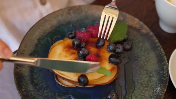 Сладкий веганский завтрак со свежими ягодами на блинной башне. Десерт без сахара на основе растений — стоковое видео