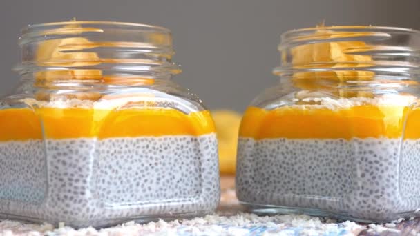 Zdrowy Chia Pudding z mango. — Wideo stockowe